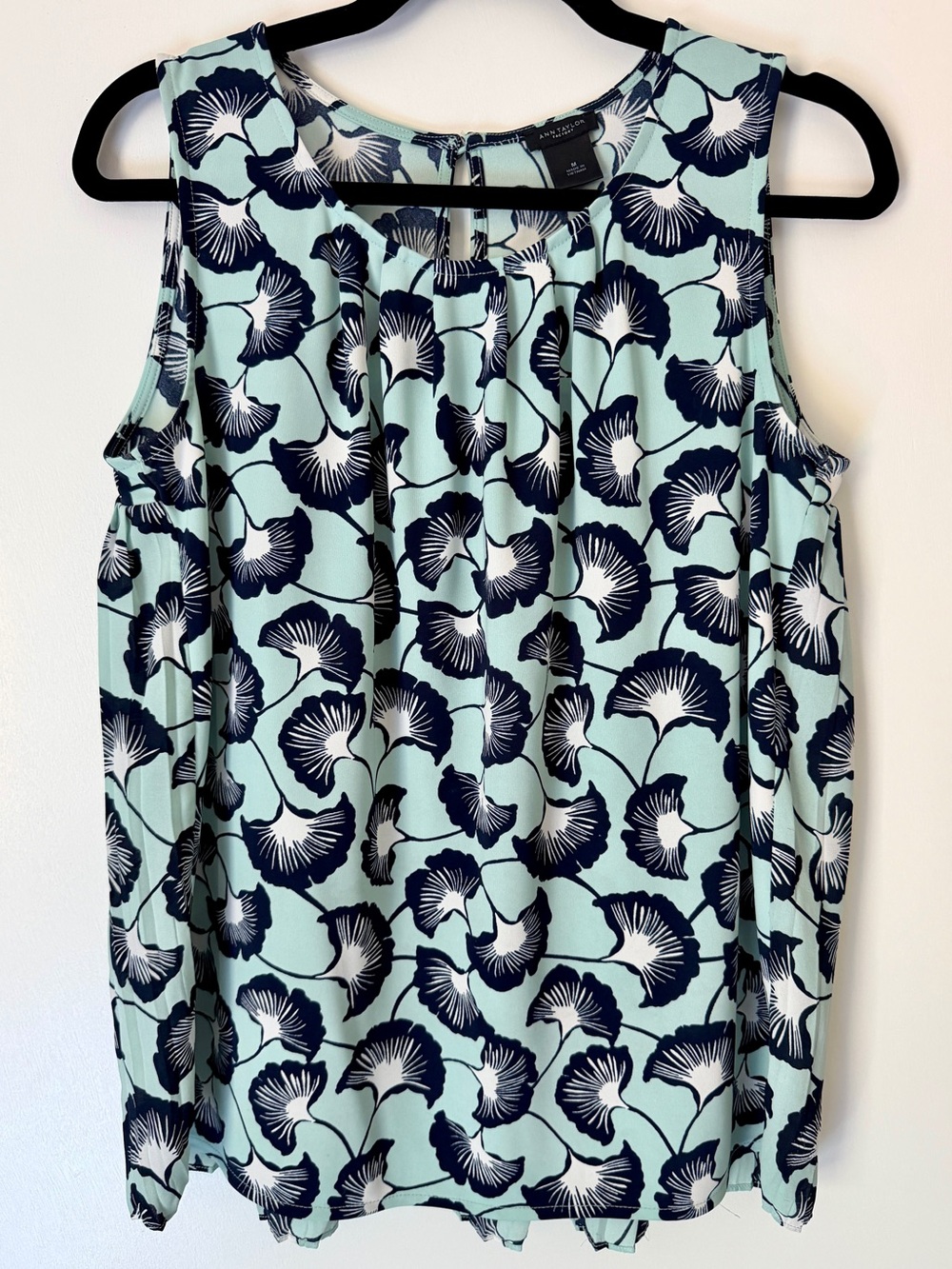 Ann Taylor Factory Ginkgo Print Pleated Tank Top – Size M, Blue
